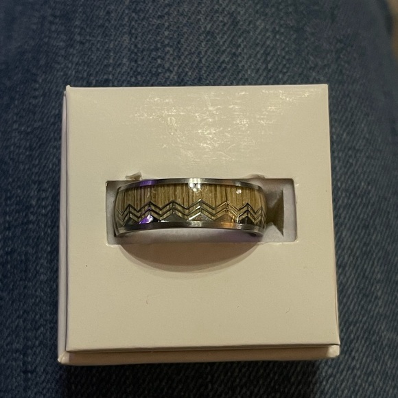 Elegant Silver and Gold Ring - Picture 1 of 2